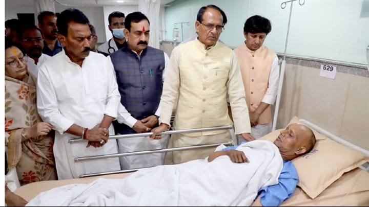 मुख्यमंत्री श्री चौहान ने मृतकों के परिजन से मिल कर ढाँढस बंधाया और शोक संवेदना व्यक्त की